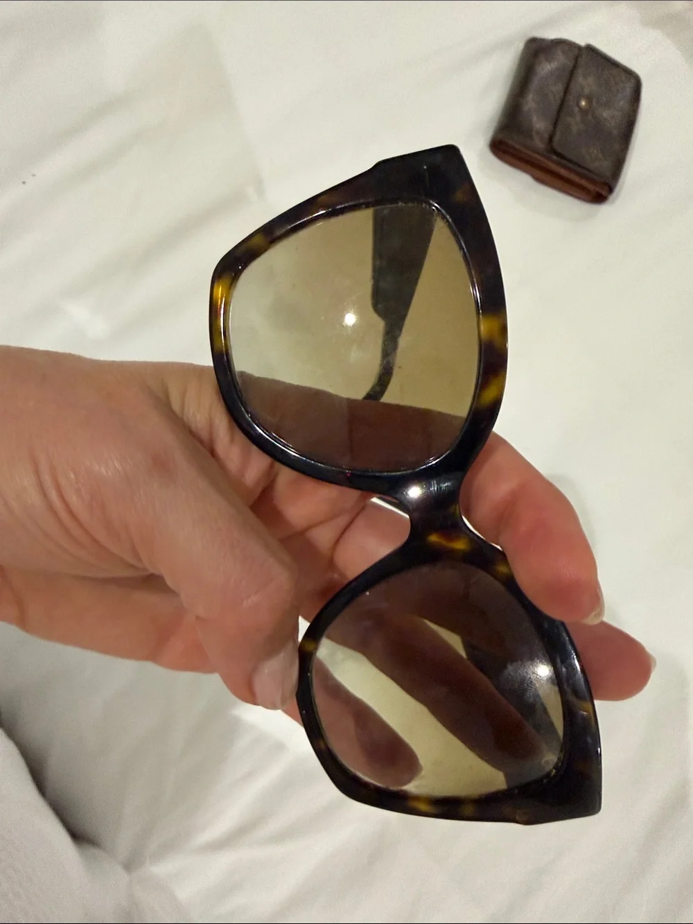 Gucci Tortoiseshell and Black Oversized Sunglasses with Gold Detail - Picture 3 of 3